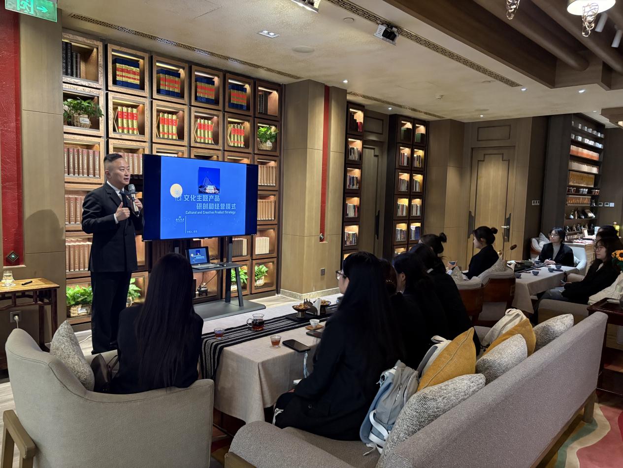 圍爐不夜話:跨越理性閾限,感知實(shí)踐之魂——2025級(jí)酒店管理專業(yè)認(rèn)知課程的